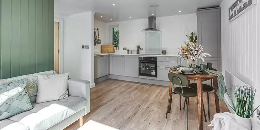 garden room with dining area