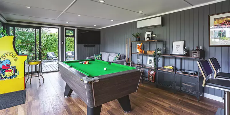 Garden Gaming Room bar 