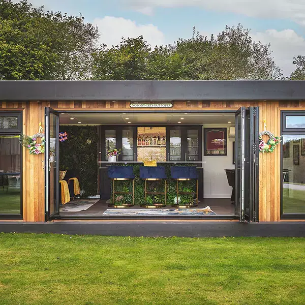 garden bar Building With Bi-Fold Doors 